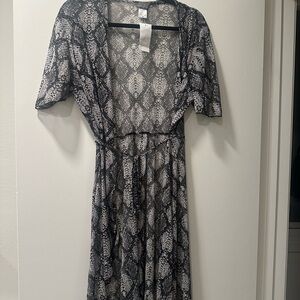 Jordan Taylor Elegant Black and White Snake sheer snake skin robe NWT M